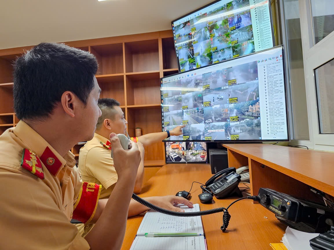 Các màn hình hiển thị hình ảnh trực tiếp, phục vụ cho việc phát hiện vi phạm, nhận diện biển số và các tác vụ khác.